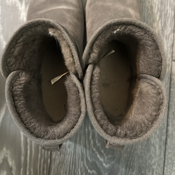 Like New UGG boots - Picture 3 of 4